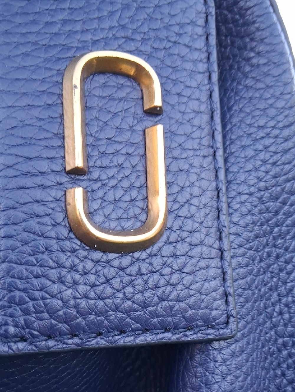 Marc Jacobs Navy Pebbled Leather Shoulder Bag with Gold Hardware - Picture 4 of 16